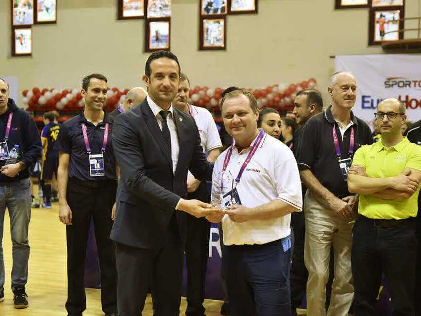 Darko Končić i pola glave od Capa u pozadini